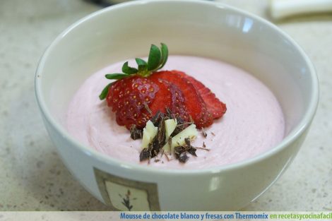 Mousse de chocolate blanco y fresas en Thermomix