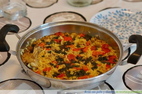 Arroz con pollo y cilantro