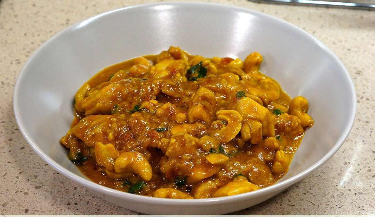 Curry de pollo con leche de coco y anacardos