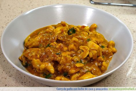 Curry de pollo con leche de coco y anacardos