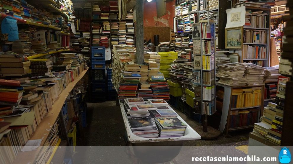 Bañera llena de libros en la librería acqua alta de Venecia