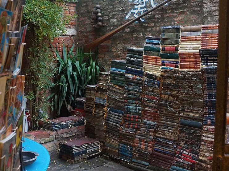 Escalera de libros en la librería acqua alta de Venecia