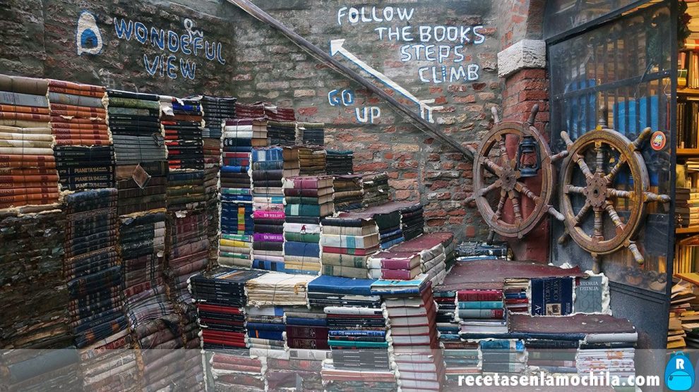 Escalera de libros en la librería acqua alta de Venecia