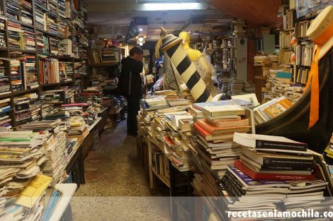 Gondola dentro de la librería acqua alta en Venecia