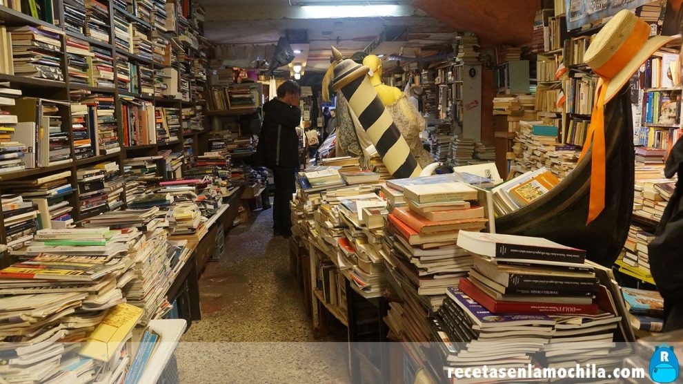 Gondola dentro de la librería acqua alta en Venecia