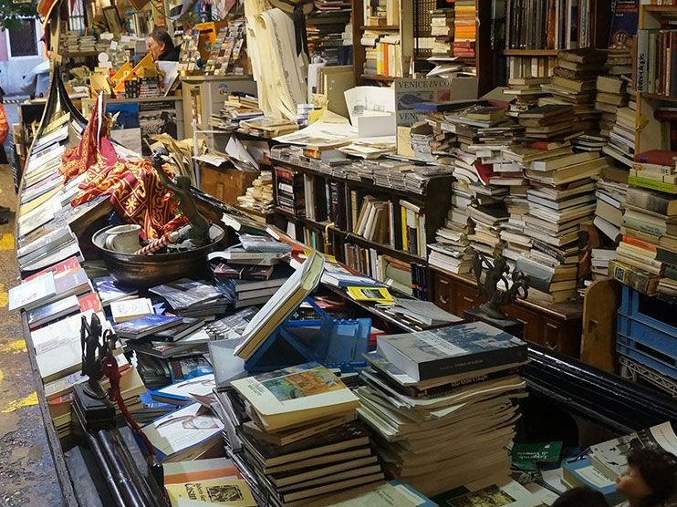 Góndola con libros en el interior de la librería Acqua alta
