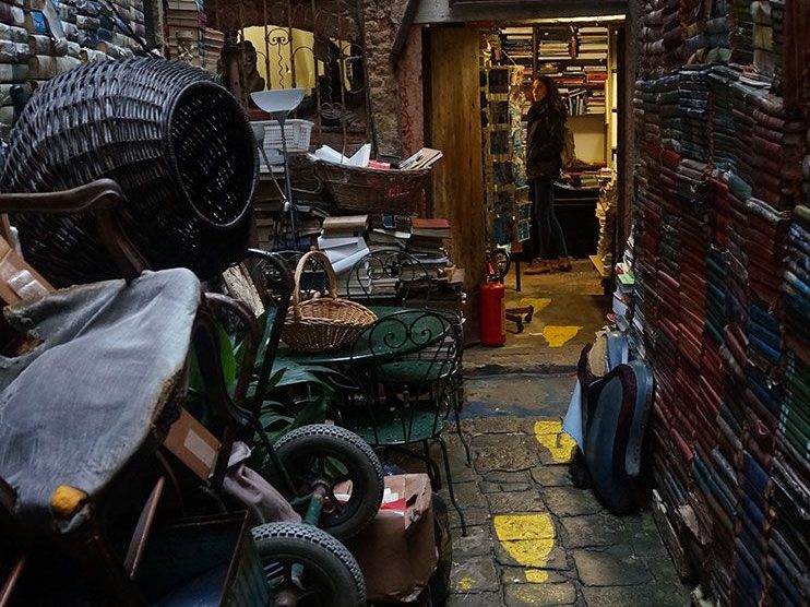 Patio con libros en la librería acqua alta de Venecia