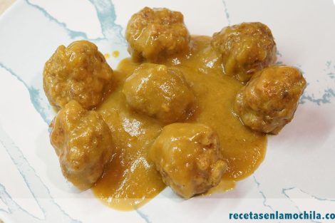 Albondigas al curry con manzana