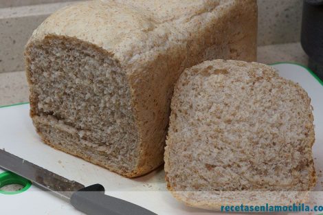 Detalle de la miga del pan semi integral de centeno con panificadora