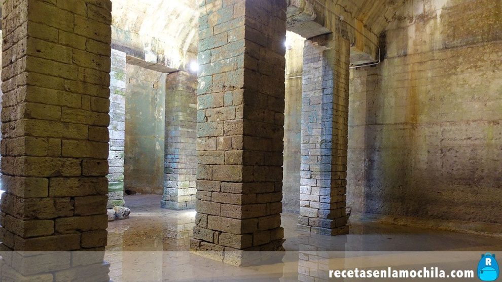 Interior de la cisterna etrusca en Volterra