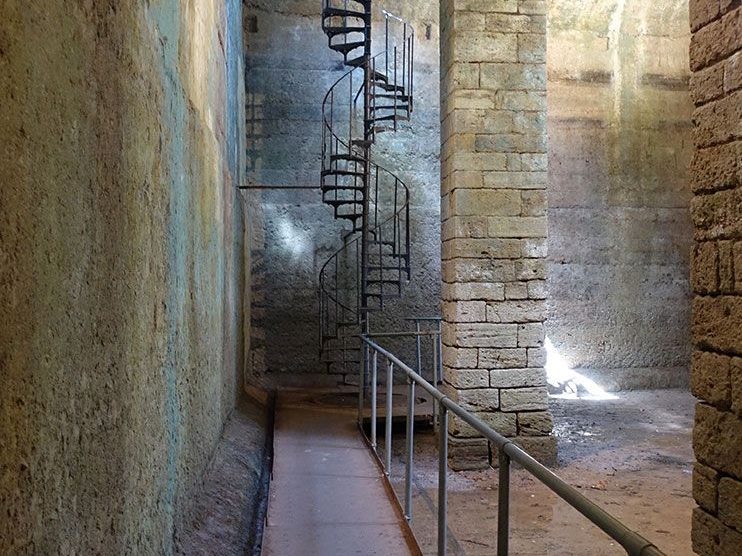 Escaleras de acceso a la cisterna etrusca en Volterra