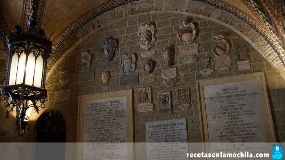 Escudos en el interior del Palacio Priori en Volterra