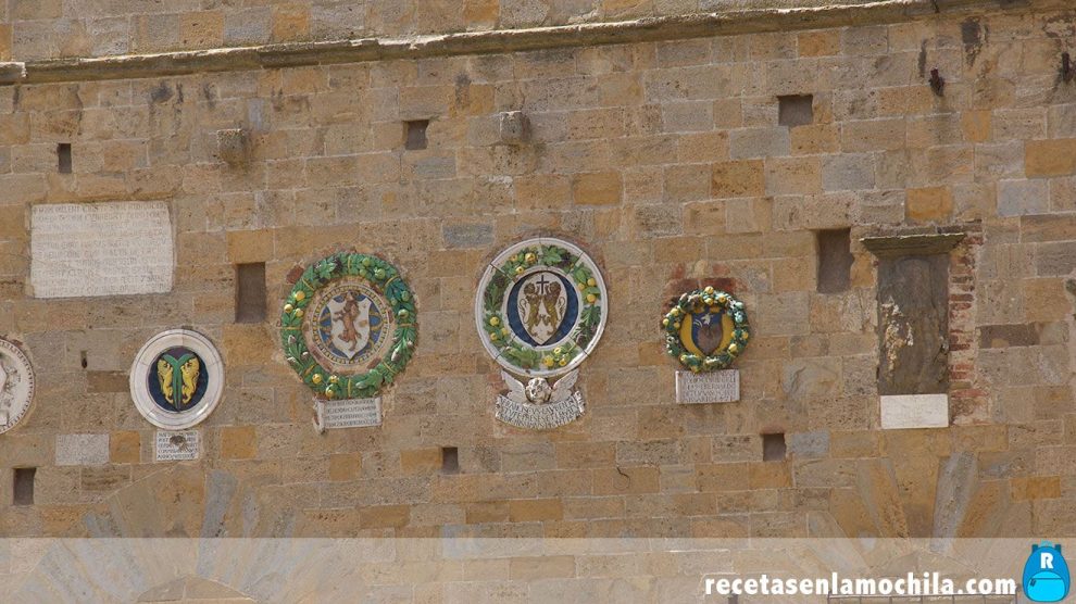 Escudos de la fachada del palacio Priori en Volterra