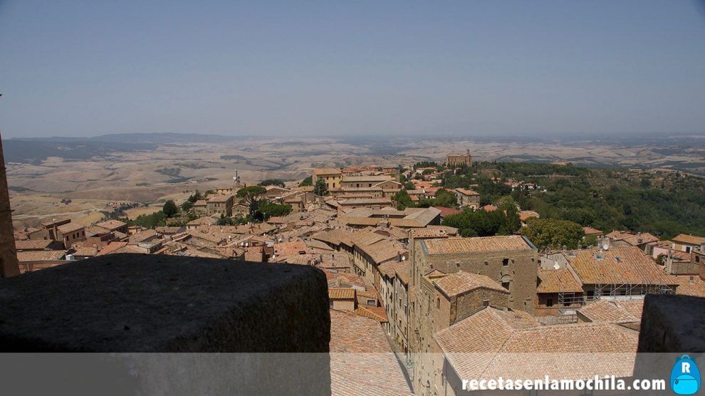 Vistas desde la torre del palacio Priori en Volterra