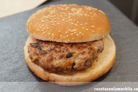 Hamburguesas con ciruelas y ras el hanout