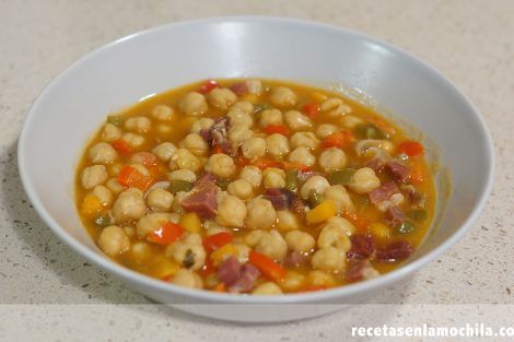 Garbanzos con verduras y jamón