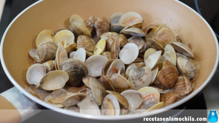 Cómo hacer merluza con almejas en salsa verde