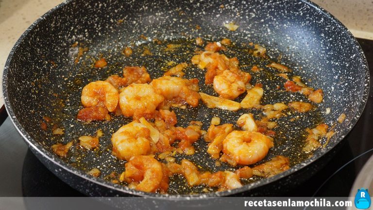 Cómo preparar lubina en salsa con gambas