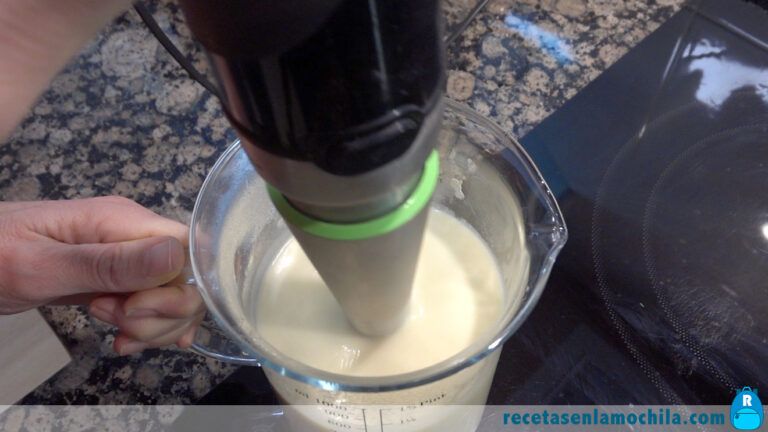 Batimos la crema de calabacín con la batidora