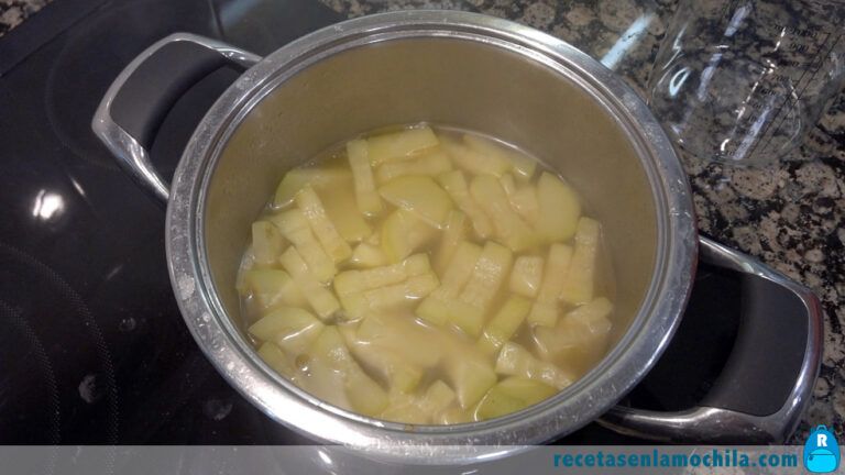 Cocemos el calabacín para hacer una crema