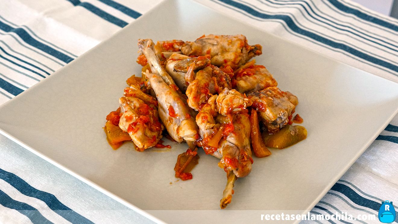 Conejo con tomate