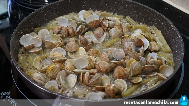 Receta de cardos o pencas con almejas