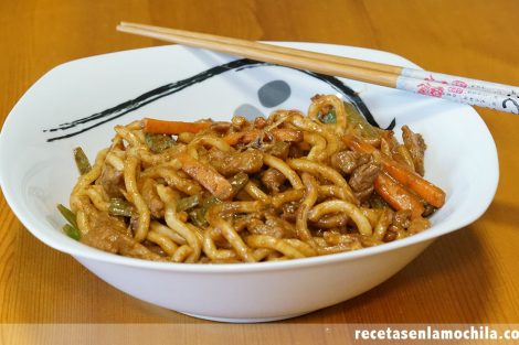 Fideos udon estilo asiático con cerdo