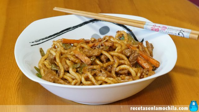 Fideos udon estilo asiático con cerdo