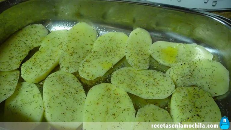 Patatas para rustidera de cordero con picada de avellanas en Thermomix