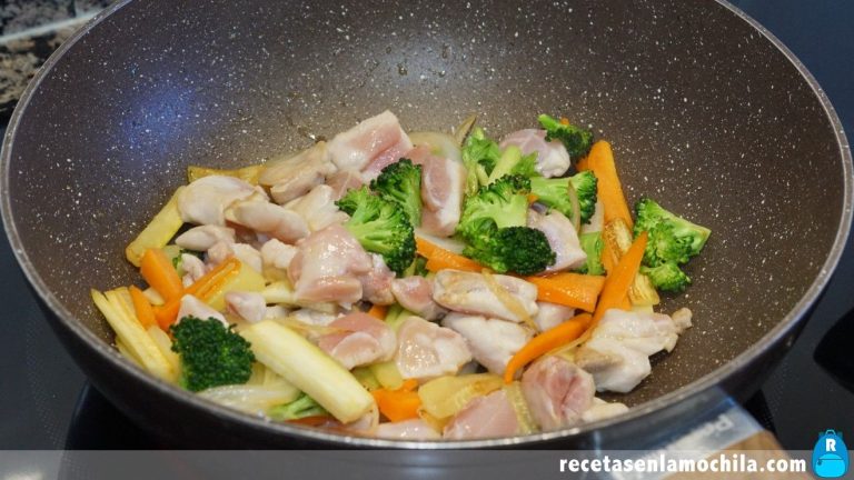Cómo hacer curry verde tailandés de pollo con verduras
