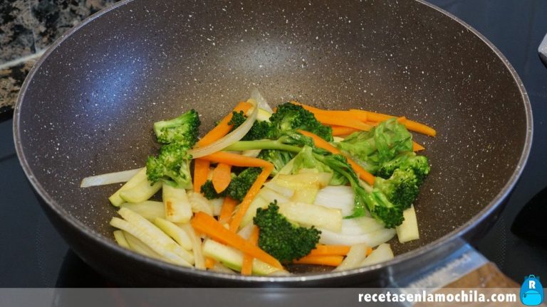 Cómo preparar curry verde tailandés de pollo con verduras
