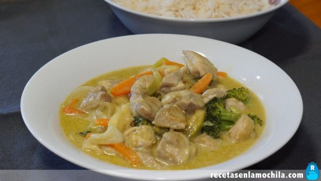 Curry verde tailandés de pollo con verduras