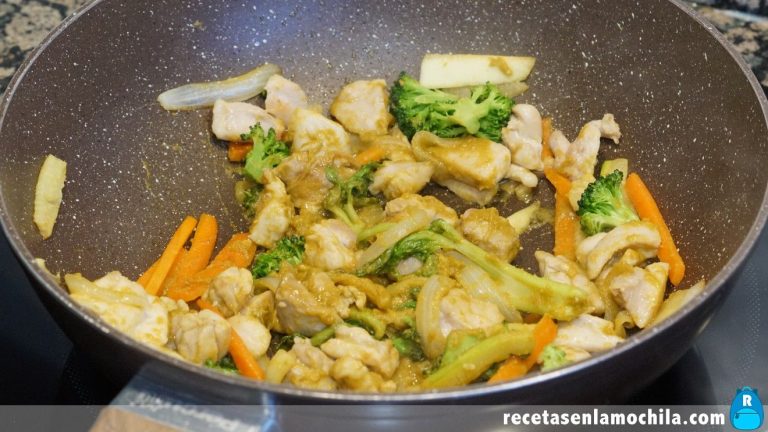 Cómo hacer curry verde tailandés de pollo con verduras