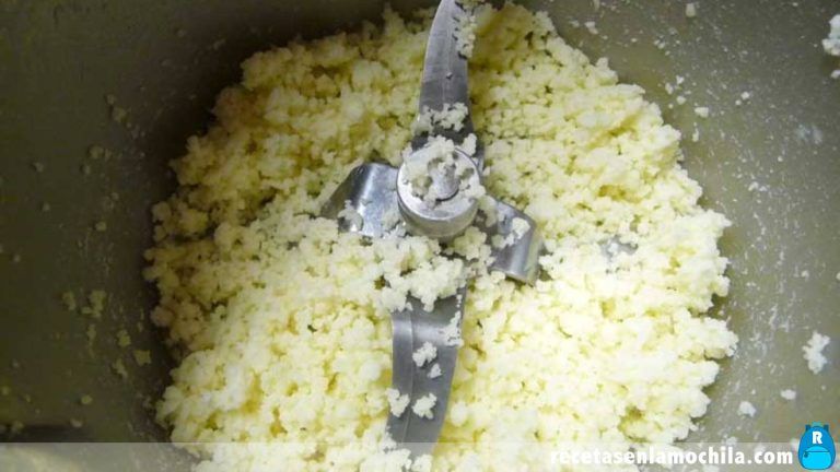 Triturar queso para pechugas de pollo rellenas de sobrasada con Thermomix