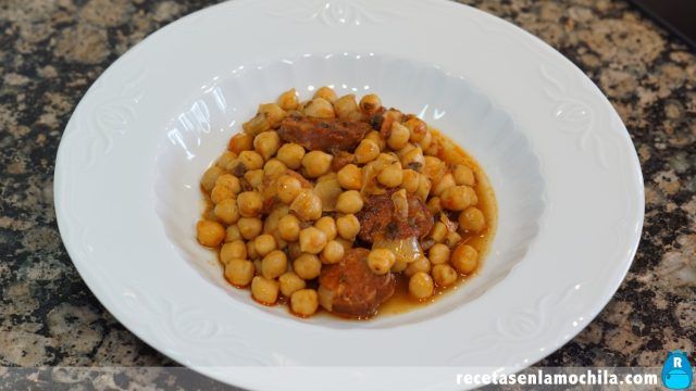 Garbanzos de bote con chorizo y morcilla