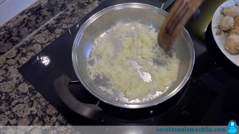 Pochar la cebolla para la salsa