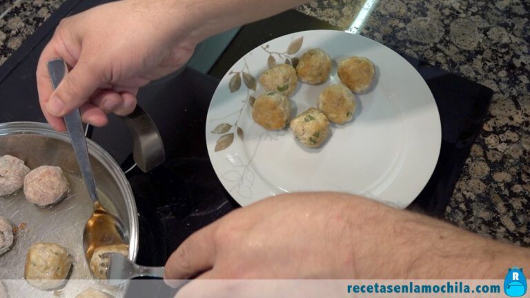 Freír las albóndigas