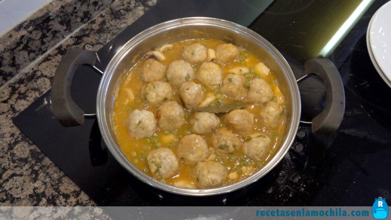 Receta de albóndigas con sepia y guisantes finalizada en la olla baja