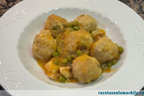 Receta de albóndigas con sepia y guisantes