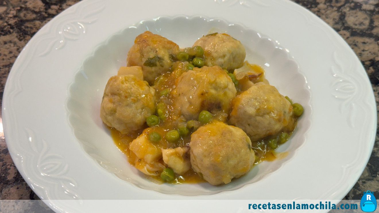 Receta de albóndigas con sepia y guisantes