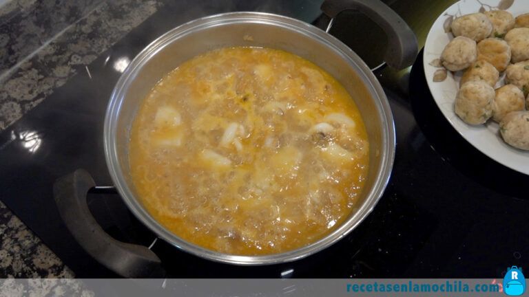 Hacemos la salsa para albondigas con la sepia