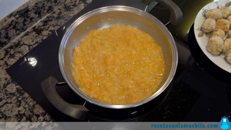 Hacemos la salsa para albondigas con sepia
